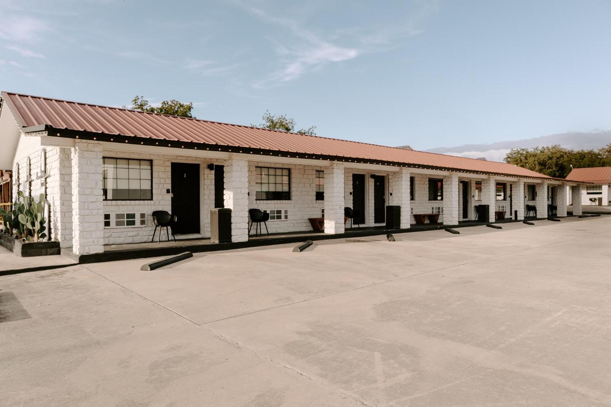 The Cowboy Motel Camp Wood Exterior photo